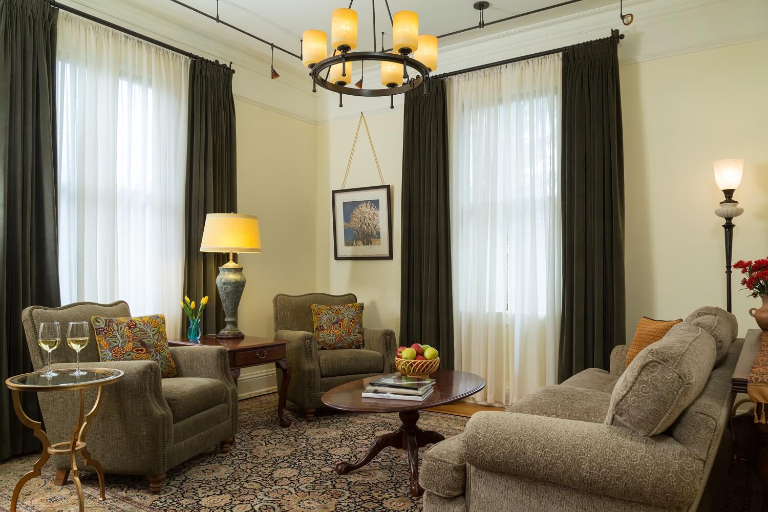 Where Is The Best Green Chile Burger In Santa Fe? Four Kachinas Inn