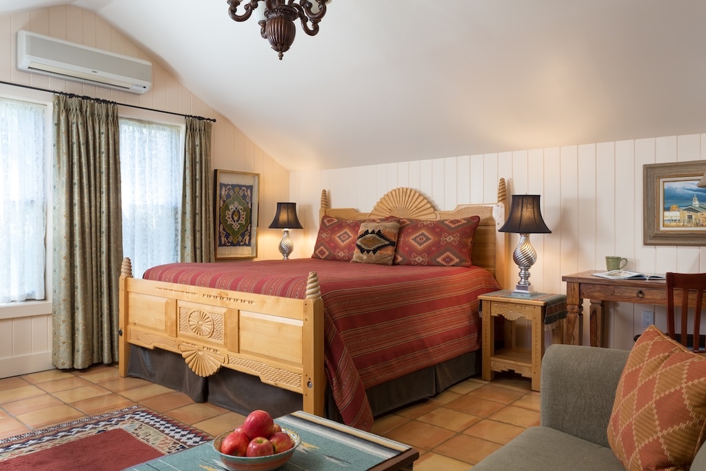 Stay at out family-friendly Santa Fe Lodging the next time you're in Santa Fe! Enjoy your own private guest suite with a king sized bed and sitting area.